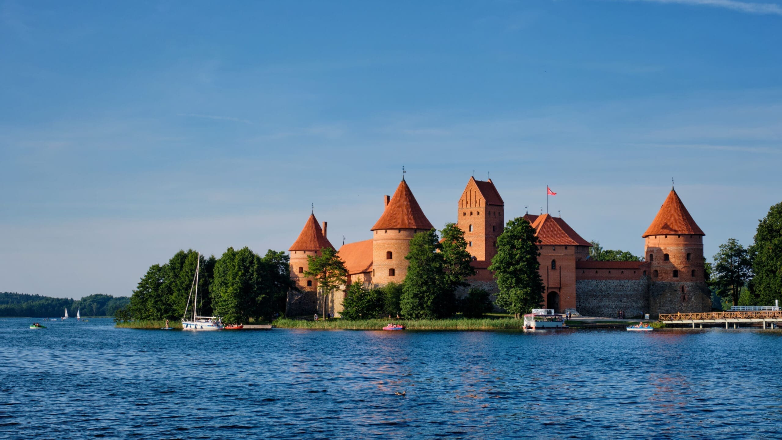 Trakai Island Castle in lake Galve, Lithuania Туры по странам Балтии с IBG Travel